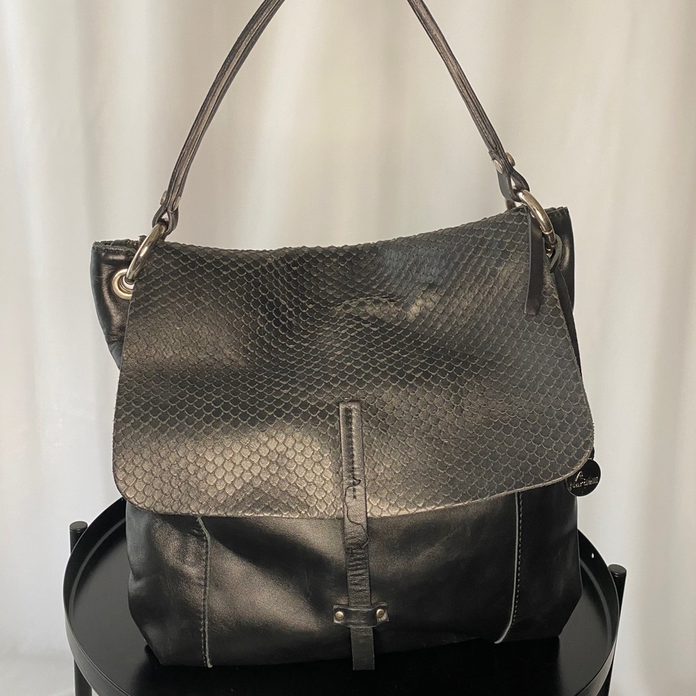 Nardelli black leather shoulder bag.Made in Italy